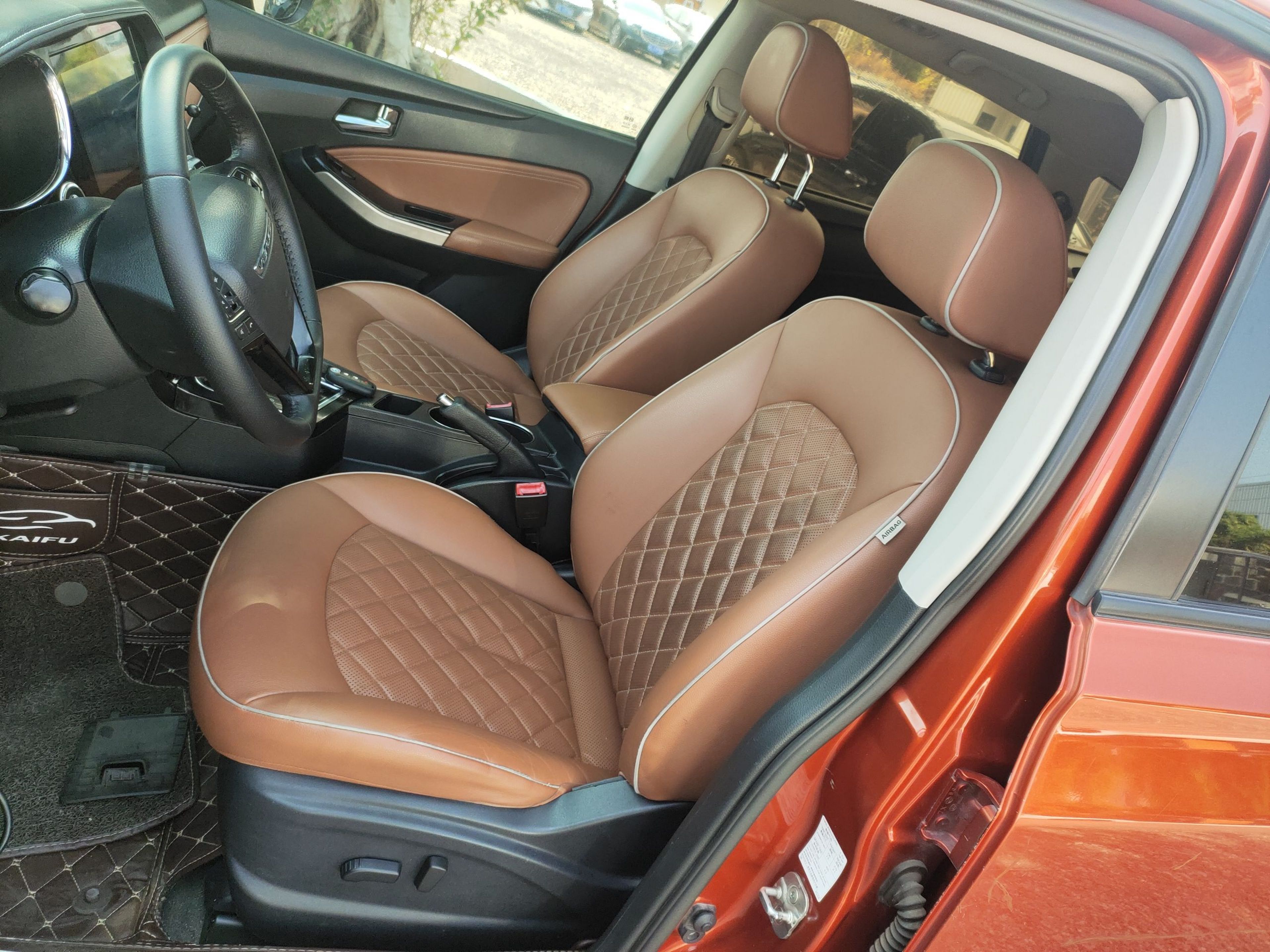 المقاعد الأمامية داخل السيارة