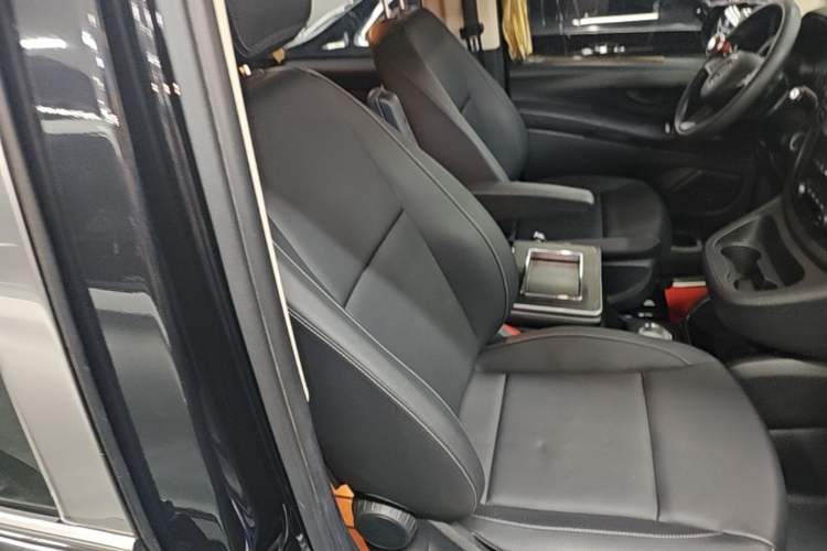 Used Mercedes-Benz Vito 2021 2.0T Elite Version 7 Seats Right Front Seat