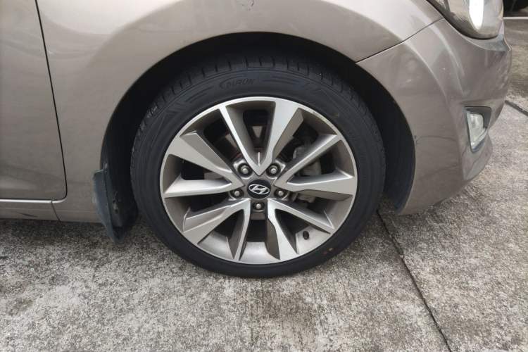 Used Hyundai Elantra (5th Generation / Langdong) 2015 1.6L Automatic Leading Model Right Front Wheel Hub