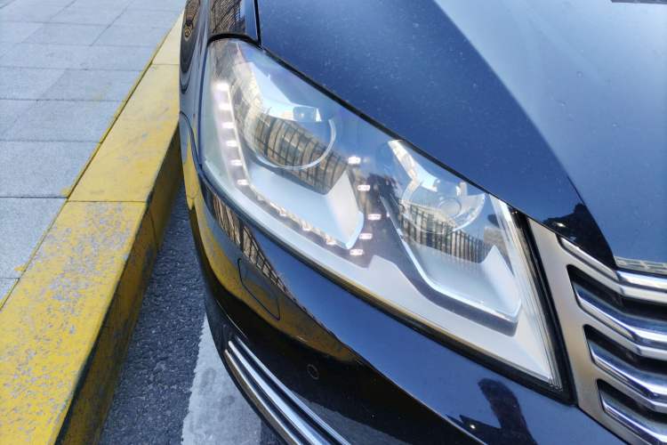 Used Volkswagen Magotan 2013 1.8TSI Luxury Model Right Front Headlight