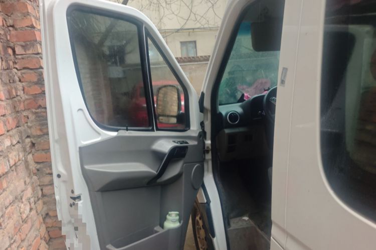 Used JAC Sunray 2017 2.0T Short-Wheelbase Mid-Roof StarTourer Light Commercial Van