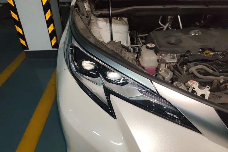 Used Toyota SIENNA 2021 2.5L Hybrid Platinum Edition Right Front Headlight