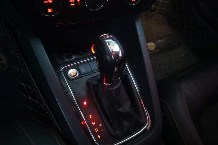 Used Volkswagen Sagitar 2015 230TSI Automatic Luxury Model Gear Lever