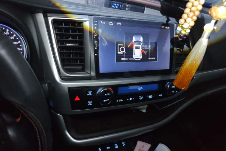 Used Toyota Highlander 2018 2.0T Four-Wheel Drive Luxury Edition 7 Seats China V Emission Standard Audio And AC Panel