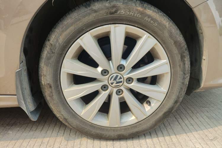 Used Volkswagen Sagitar 2015 1.6L Manual Comfort Model Right Front Wheel Hub