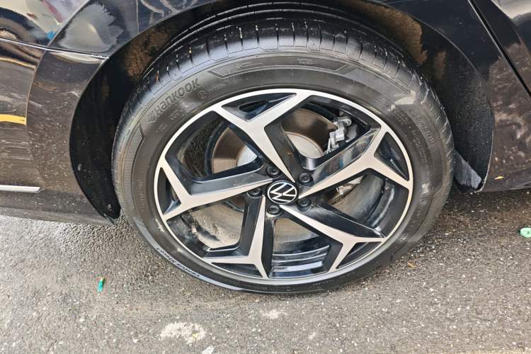 Used Volkswagen Passat 2025 Outstanding Model 380TSI Starry Dragon Glorious Edition Right Rear Wheel Hub