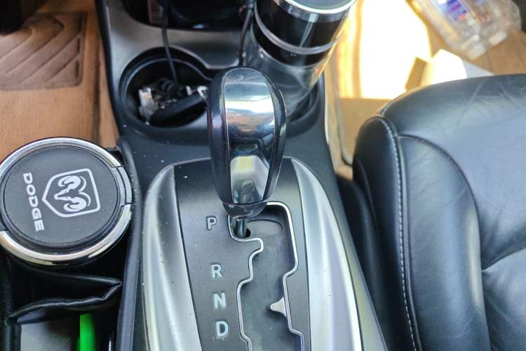 Used Dodge Journey 2013 2.4L Two-Wheel Drive Luxury Version Gear Lever