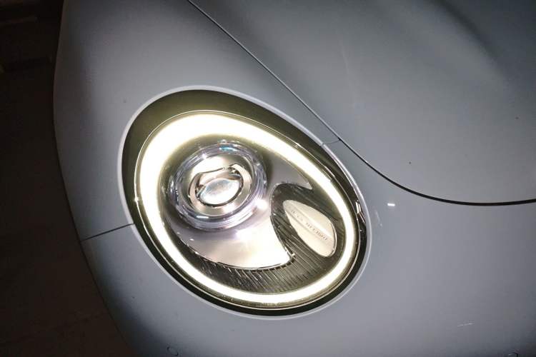 Used ORA Good Cat 2022 Morandi Edition 400km Standard Range Premium Version Lithium-Ion Battery Right Front Headlight