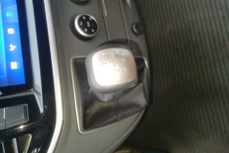 Used SAIC MAXUS Xintu V80 2021 2.0T Manual Classic Aoyuntong Short Wheelbase Mid-Roof 5/6-Seater