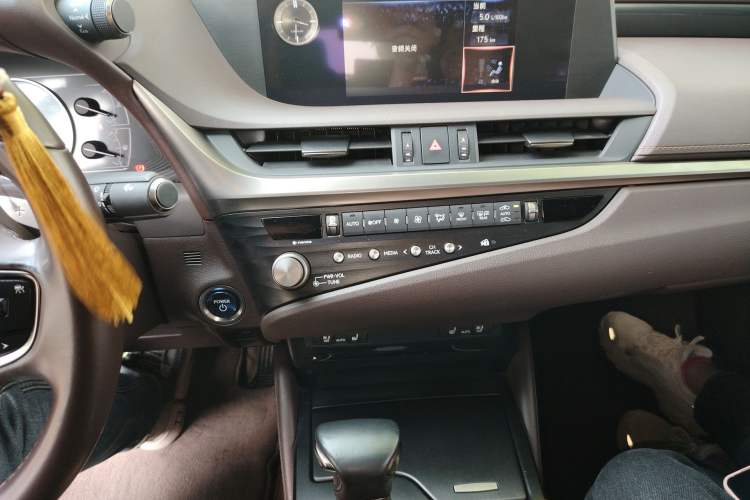 Used Lexus ES 2020 300h Deluxe Edition Audio And AC Panel