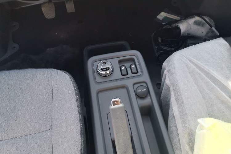 Used Wuling Yangguang 2024 300KM Comfort Version Passenger Van 75kW
