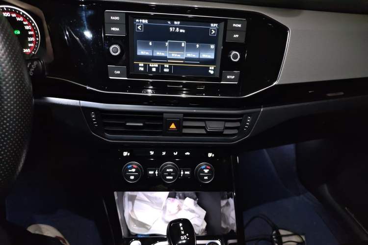 Used Volkswagen Tayron 2019 330TSI Two-Wheel-Drive Luxury Version China V Emission Standard Audio And AC Panel