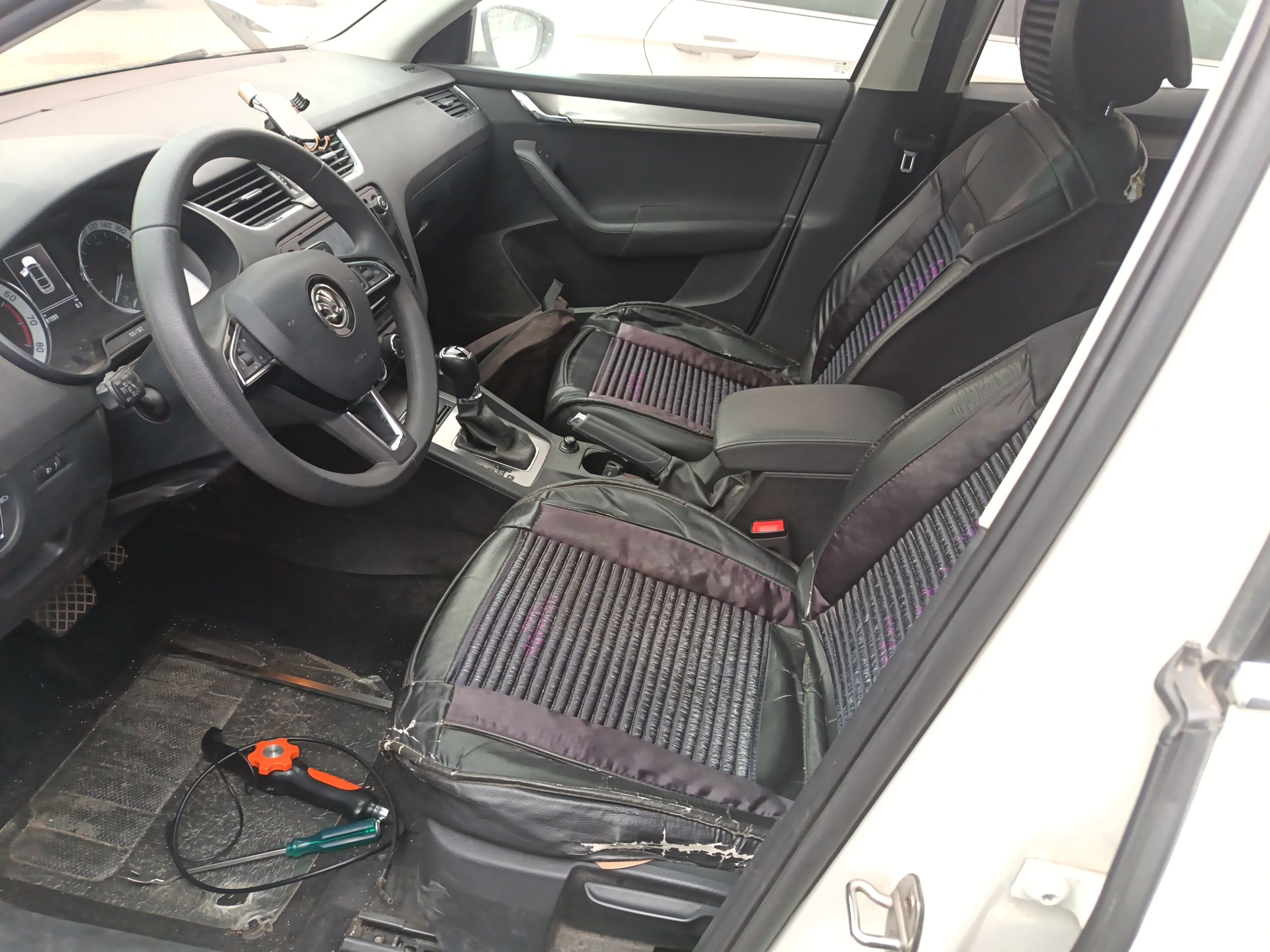 Переднее сиденье в автомобиле