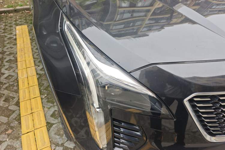 Used Cadillac XT4 2018 28T Two-Wheel Drive Tech Version Right Front Headlight