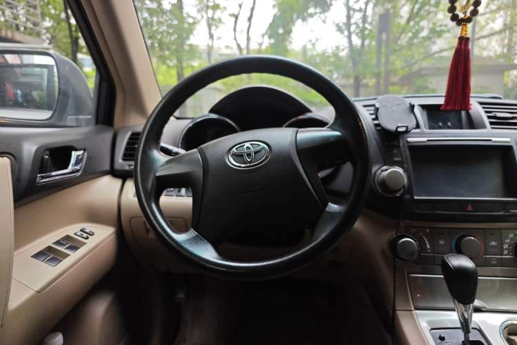 Used Toyota Highlander 2013 2.7L Two-Wheel Drive 5-Seater Purple Gold Edition Steering Wheel