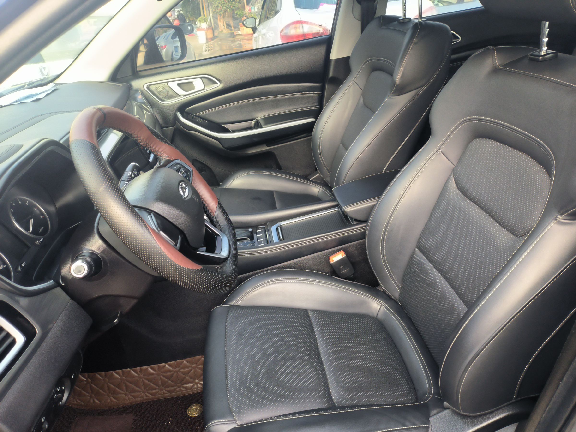 Переднее сиденье в автомобиле