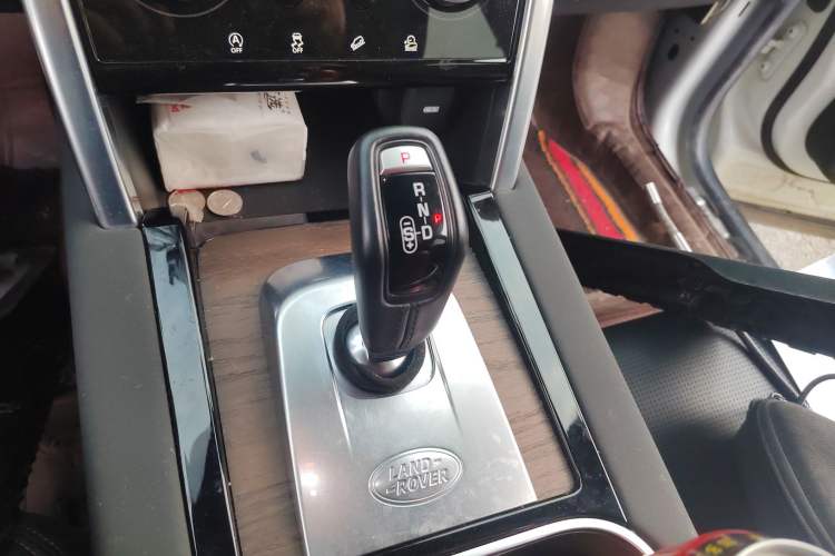 Used Land Rover Discovery Sport 2021 249 PS R-Dynamic SE Performance Tech Edition 7 Seats Gear Lever