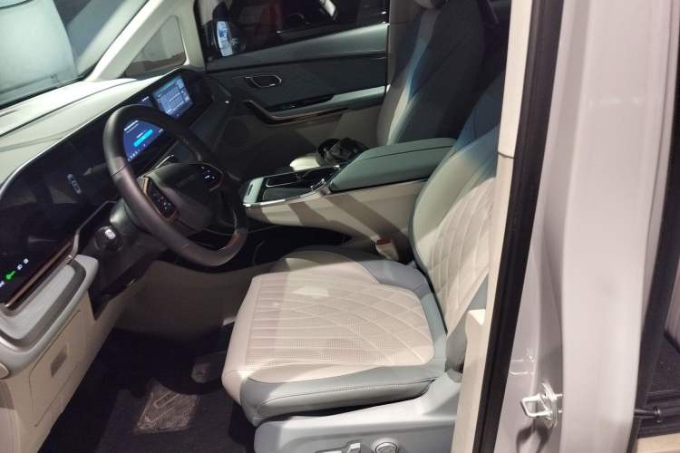 Used SAIC MAXUS Dajia 9 2022 Long-Range High-Mountain Six-Seater Version Left Front Seat