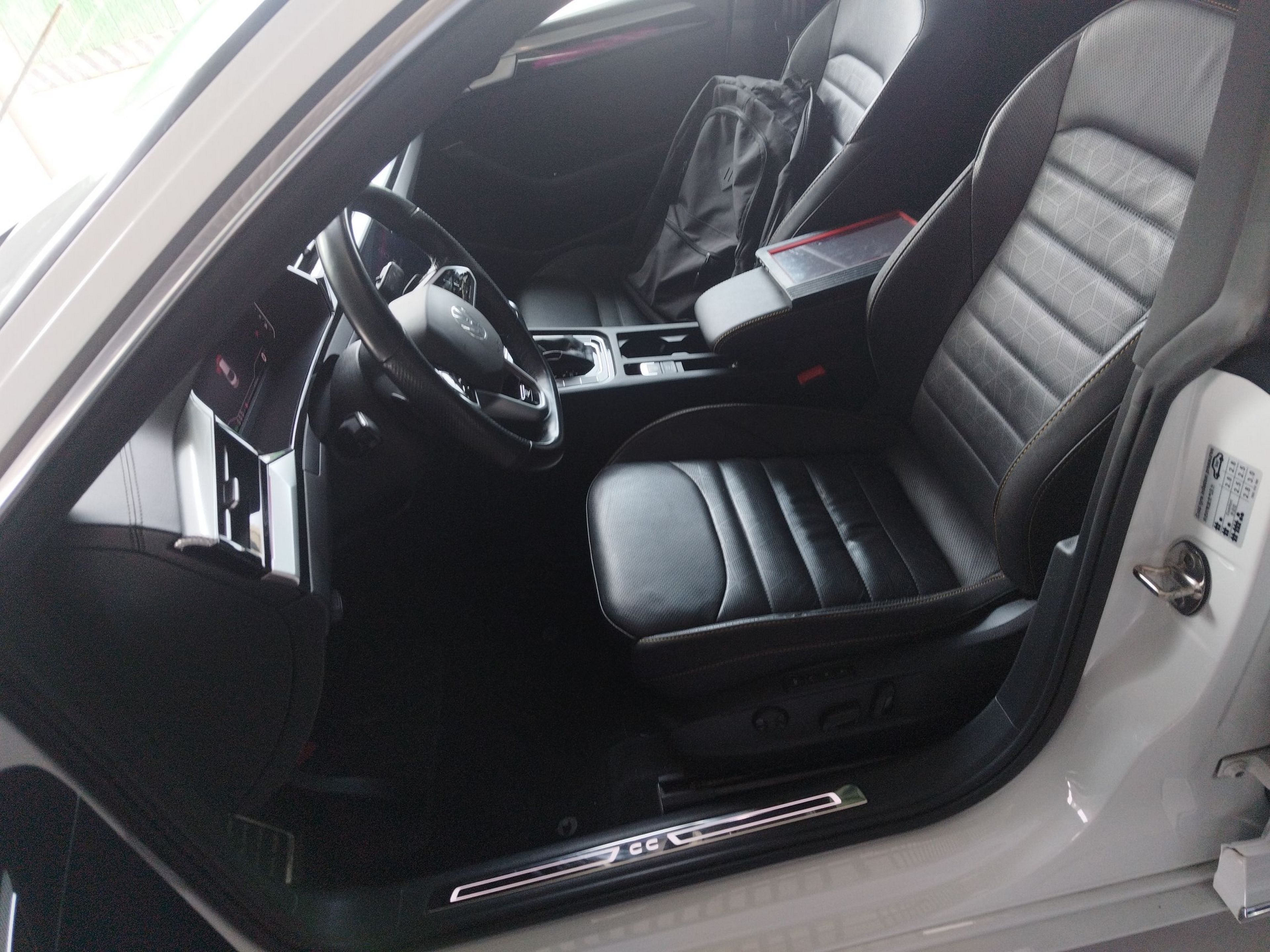 Переднее сиденье в автомобиле