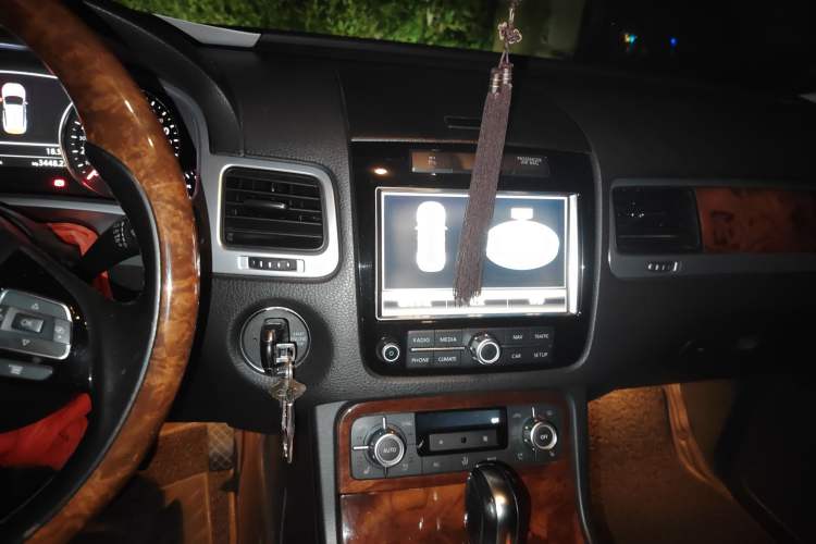 Used Volkswagen Touareg 2011 3.0 TSI High-End Version Audio And AC Panel