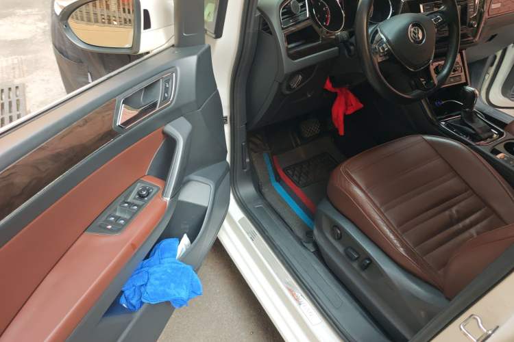 Used Volkswagen Touran 2016 Volkswagen Touran L 280TSI DSG Luxury Edition Driver Seat