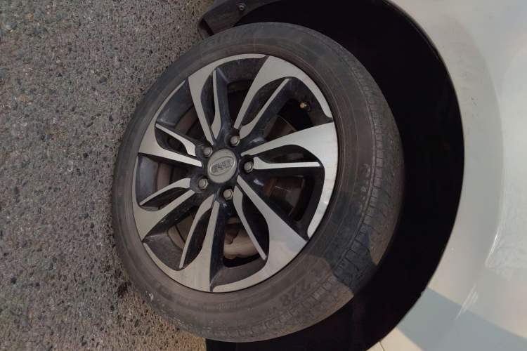 Used BYD Qin New Energy 2016 Qin EV300 Prestige Model Right Front Wheel Hub