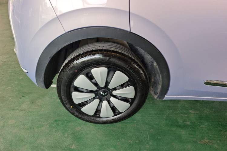 Used Wuling Bingo 2025 410 km Lingxi Deluxe Edition Right Rear Wheel Hub