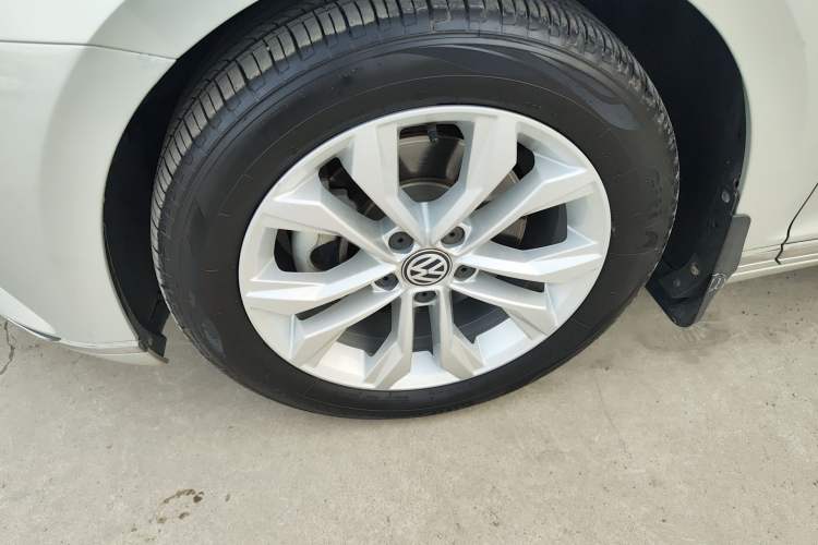 Used Volkswagen Magotan 2019 330TSI DSG Luxury Model China V Standard Left Front Wheel Hub
