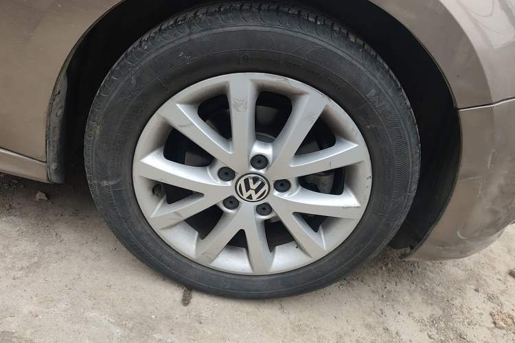 Used Volkswagen Sagitar 2012 1.6L Manual Comfort Model Right Front Wheel Hub