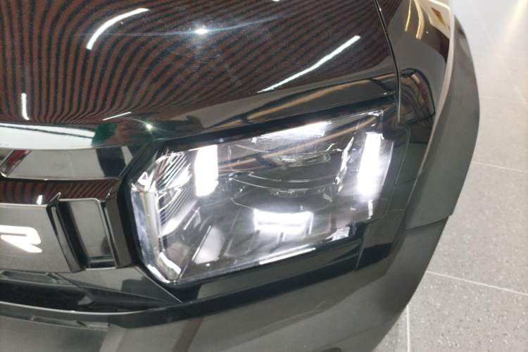 Used JETOUR Traveler 2023 2.0T All-Wheel-Drive CrossPRO Left Front Headlight