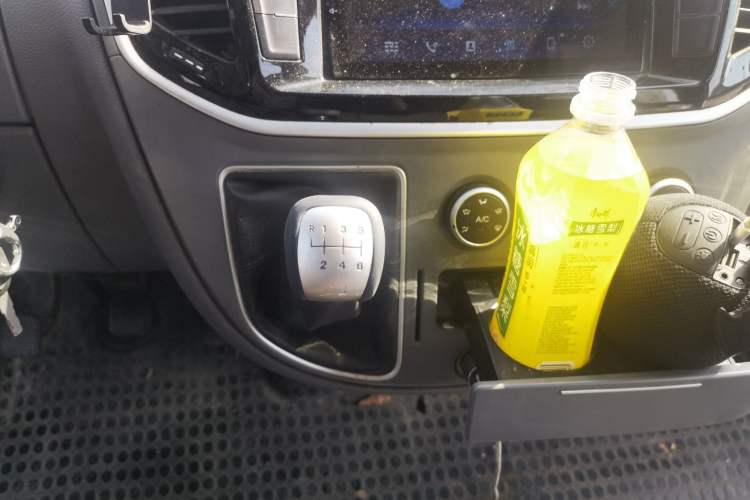 Used SAIC MAXUS Xintu V80 2019 2.5T Classic Model 6-Speed Manual Aotong Long Wheelbase Mid-Height 7-Seater