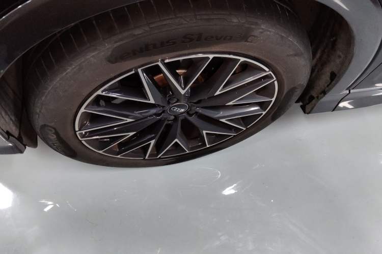 Used Audi Q5 e-tron 2022 40 e-tron Starry Edition Luxury Package Left Front Wheel Hub