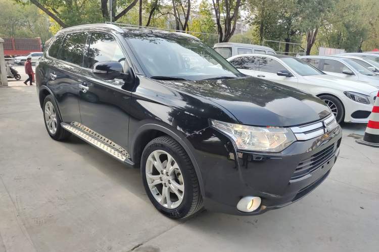 Used Mitsubishi Outlander 2014 2.4L 4x4 Deluxe Value Edition 7 Seats
