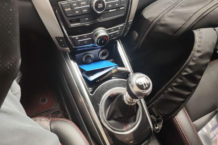 Used Zotye Domy X5 2015 1.5T Manual Luxury Version China IV Standard Gear Lever