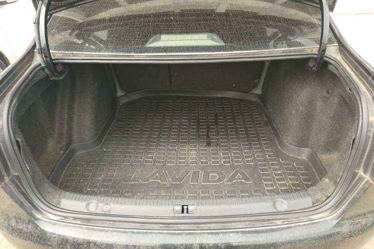 Used Volkswagen Lavida 2013 Restyled Classic 1.6L Automatic Comfort Edition Trunk