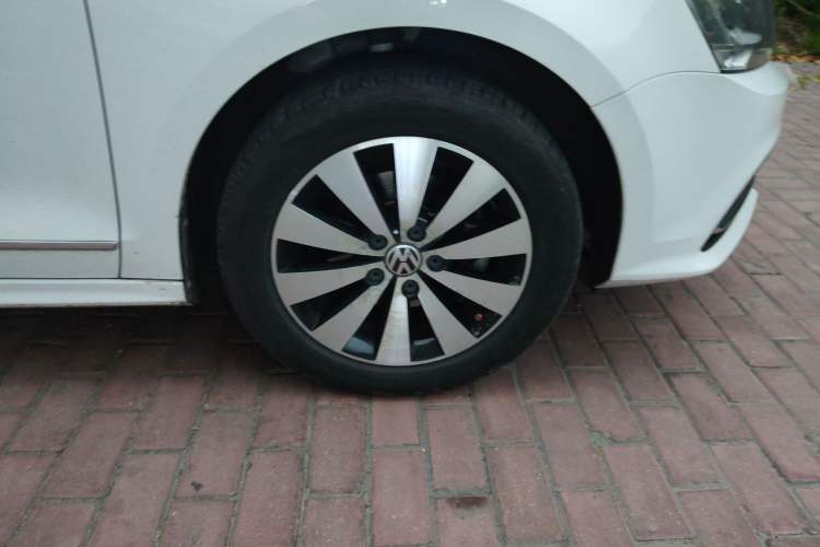 Used Volkswagen Sagitar 2017 1.6L Automatic Comfort Model Right Front Wheel Hub