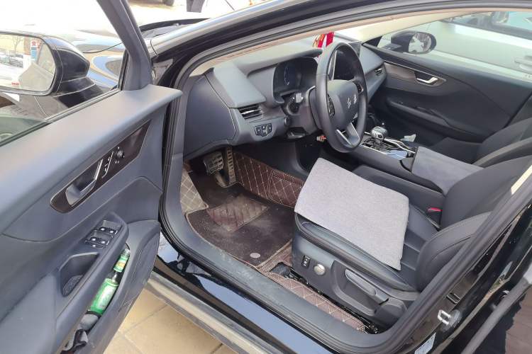 Used Hongqi E-QM5 2023 Base Travel Edition
