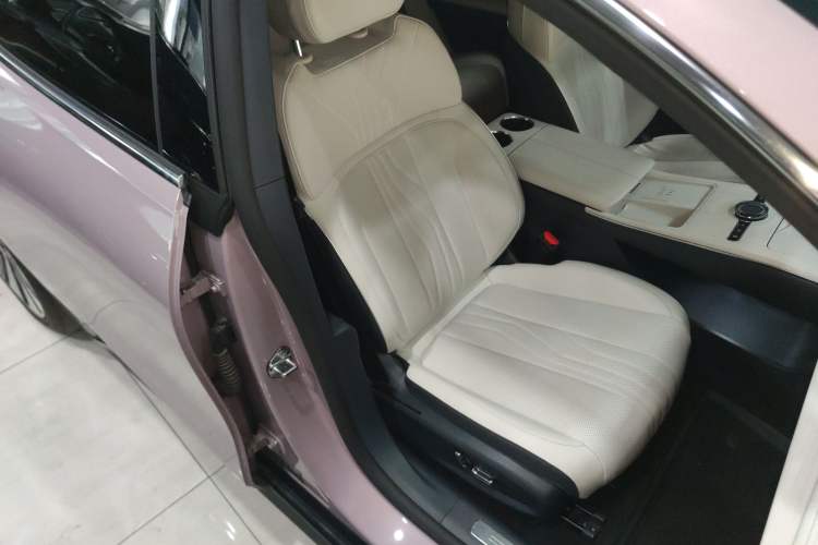 Used Geely Galaxy E8 2024 665 km Range Rear-Drive Starship Long-Range Version
