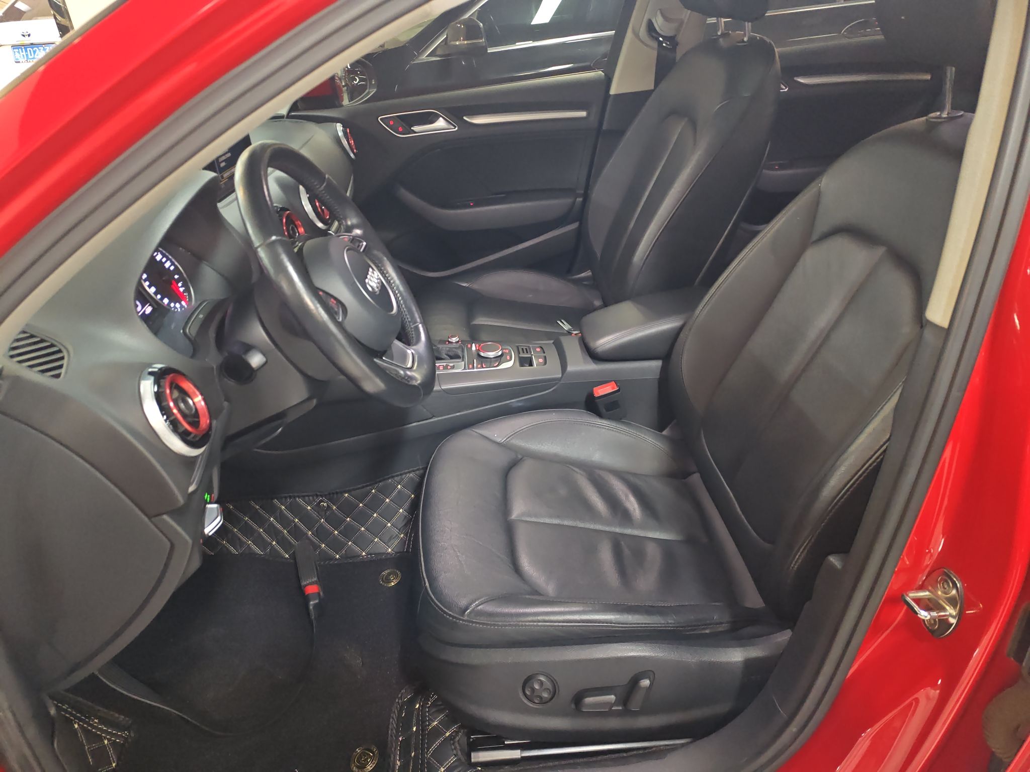 Переднее сиденье в автомобиле