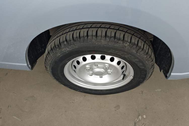 Used Wuling Yangguang 2024 300KM Comfort Version Passenger Van 75kW
