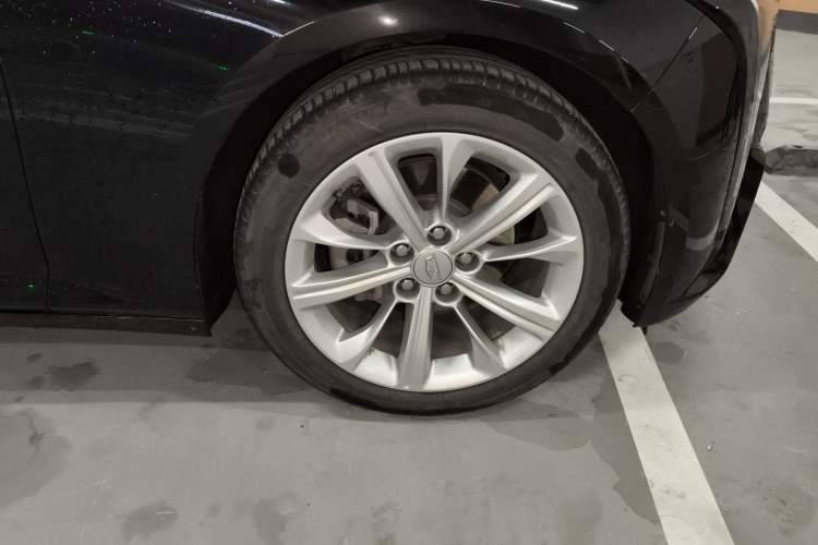 Used Cadillac CT5 2024 28T Luxury Pro Trim Right Front Wheel Hub