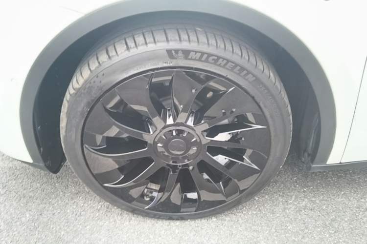 Ojetý Tesla Model Y 2023 Long-Range All-Wheel-Drive Version