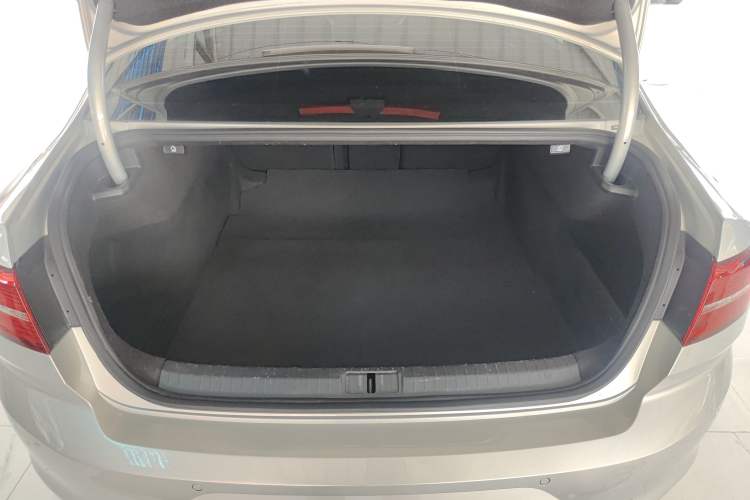 Used Volkswagen Magotan 2017 330TSI DSG Leading Model Trunk