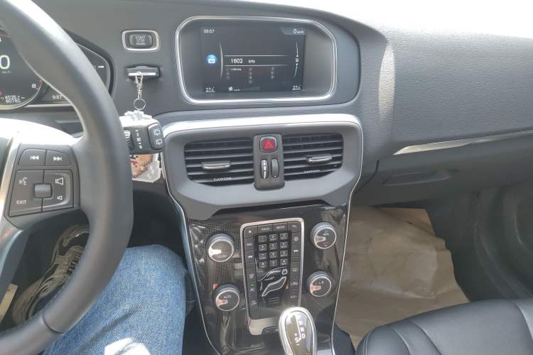 Used Volvo V40 2017 T3 Zhiyi Edition
