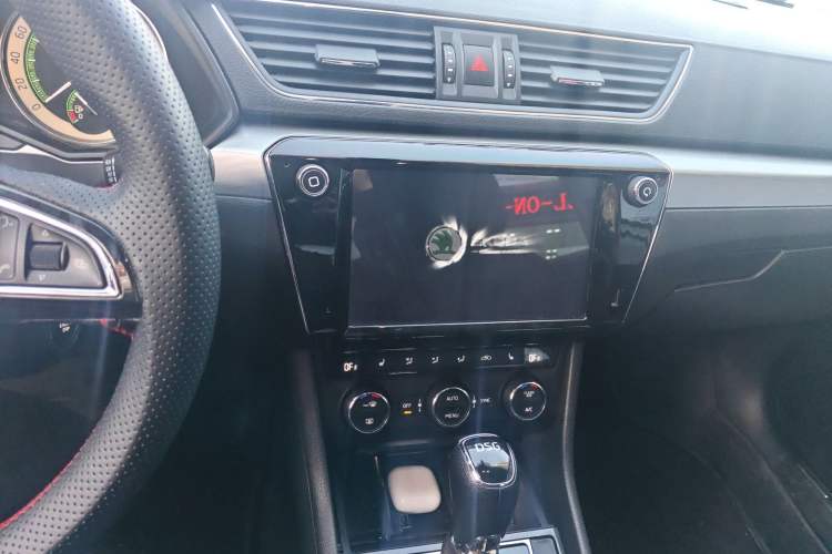 Used Skoda Superb 2018 TSI330 DSG Comfort Edition China V Standard Audio And AC Panel