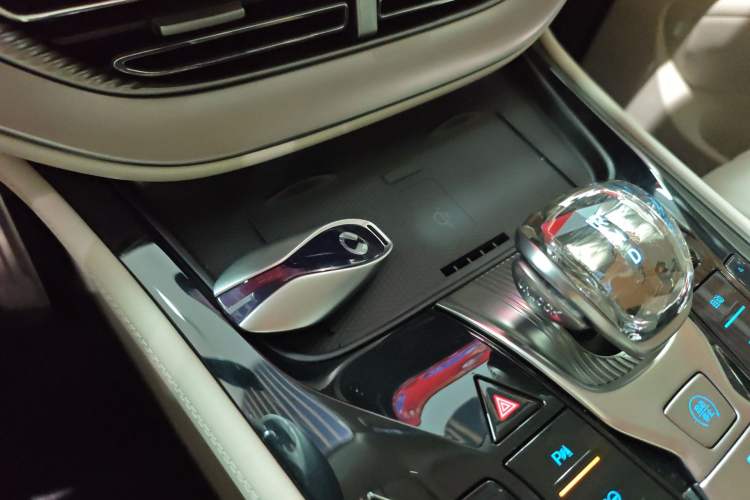 Used Denza D9 2025 DM-i Smart Drive 1020 Four-Wheel Drive Premium Model Interior 1