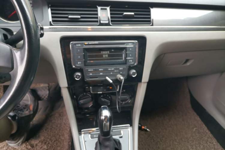 Used Volkswagen Bora 2014 1.6L Automatic Fashion Model Audio And AC Panel