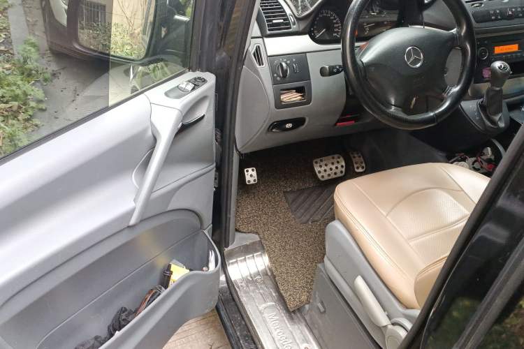 Used Mercedes-Benz Vito 2011 2.5L 7-seater executive version Driver Seat