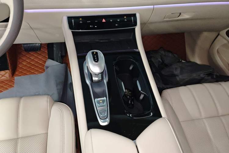 Used VOYAH Dream 2024 PHEV Extended-Range Premium Edition Gear Lever