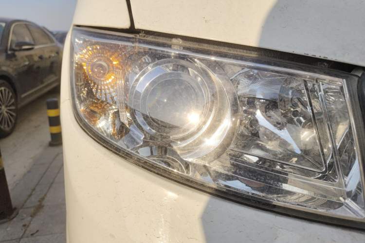 Used Sunlong DST 5 2021 All-Electric Van with 41.86 kWh Right Front Headlight